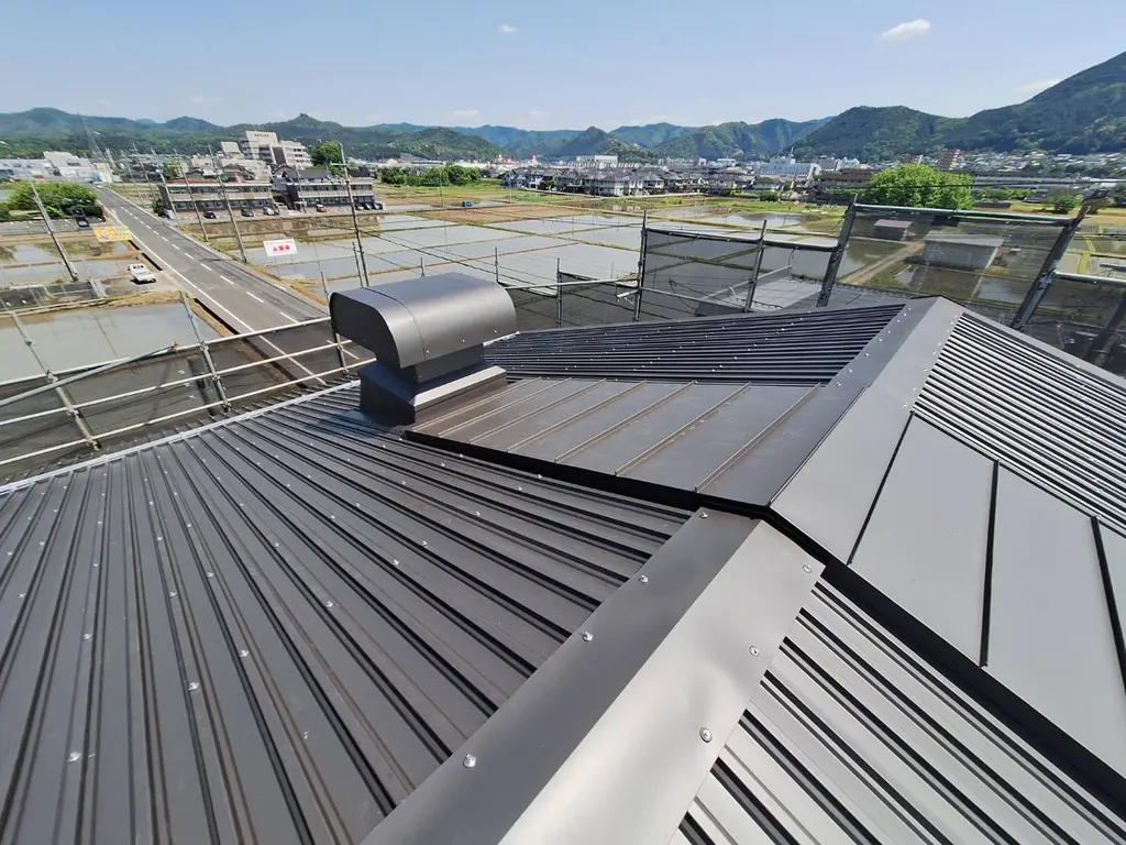 施工後：立平葺き金属屋根の施工完了