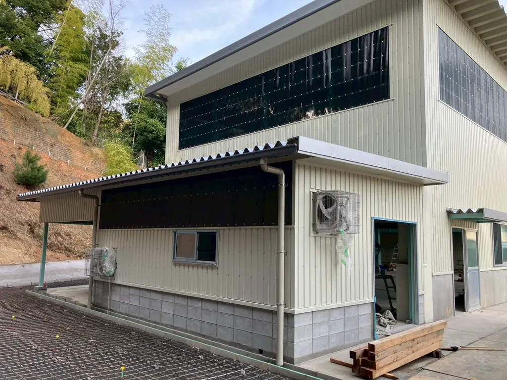 施工後：外装板金仕上げが完了した増築部