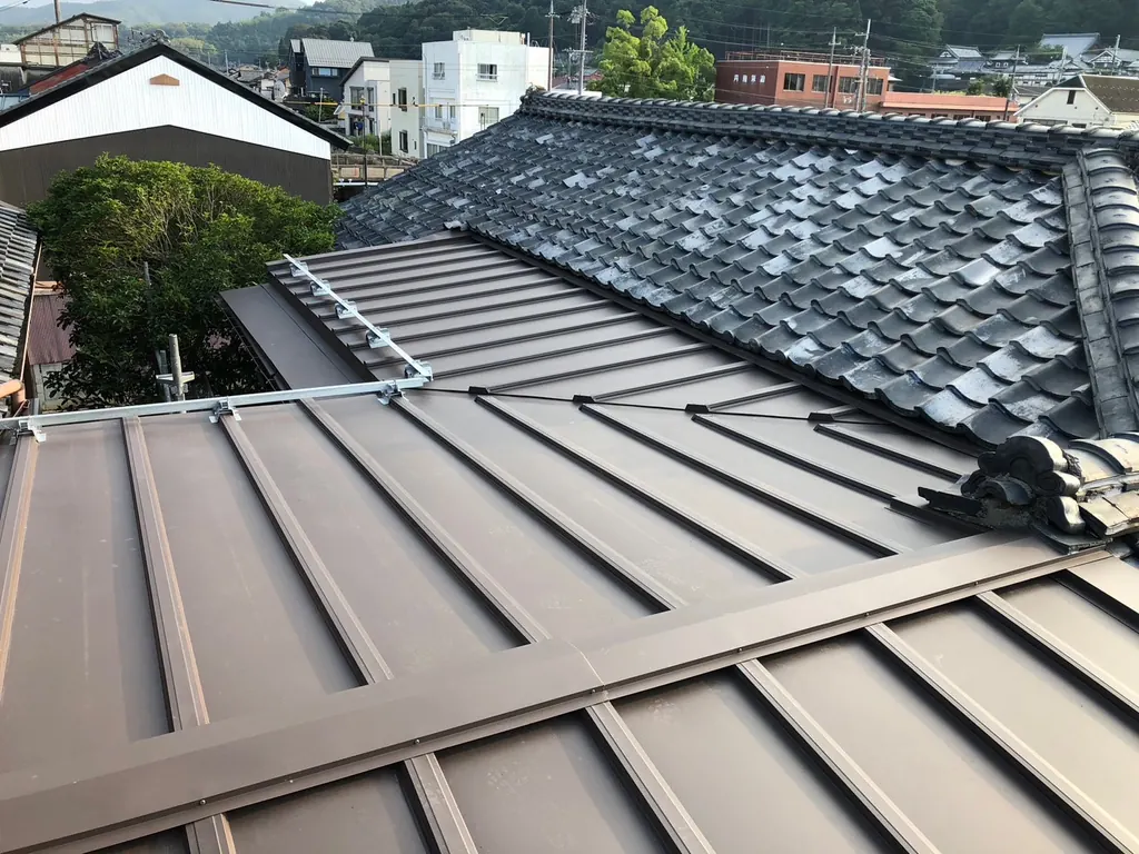 施工後：新しい金属屋根への葺き替え完了