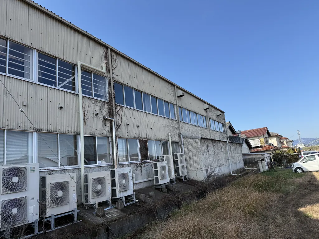 施工前：色あせた工場外壁
