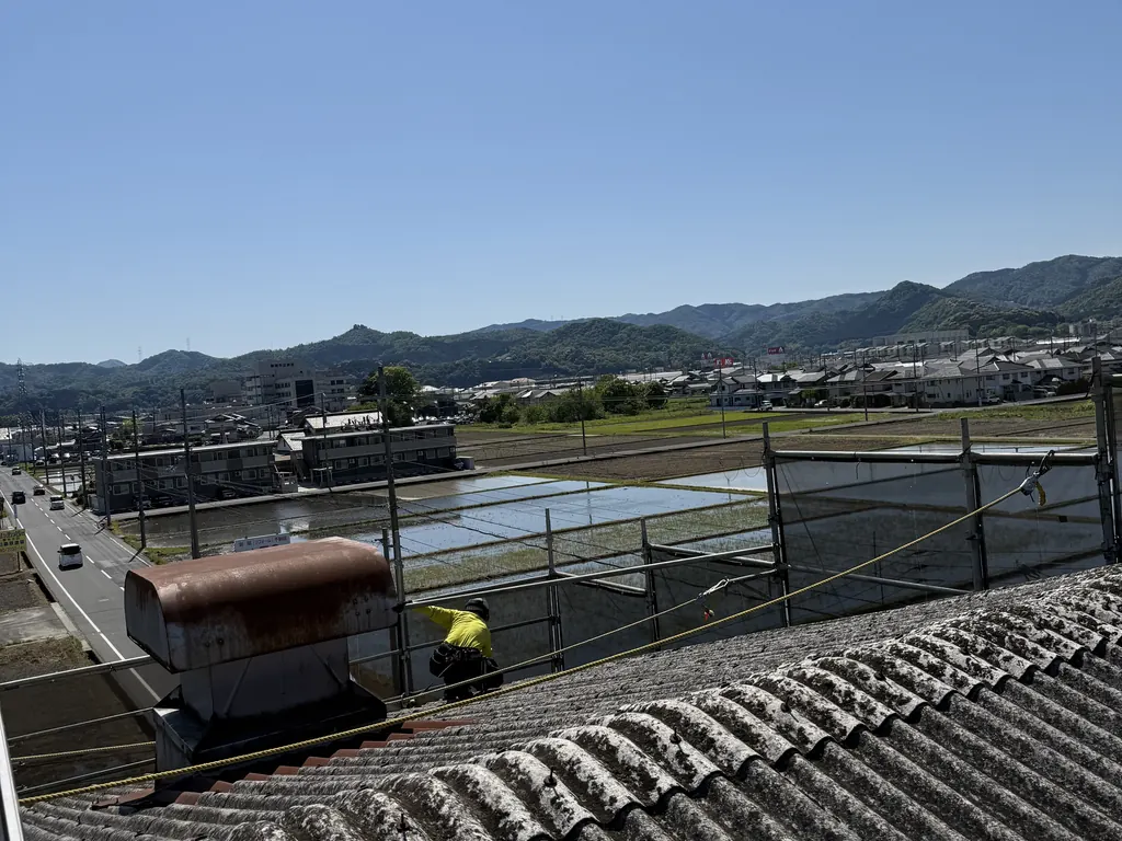 施工前：老朽化した波形スレート屋根