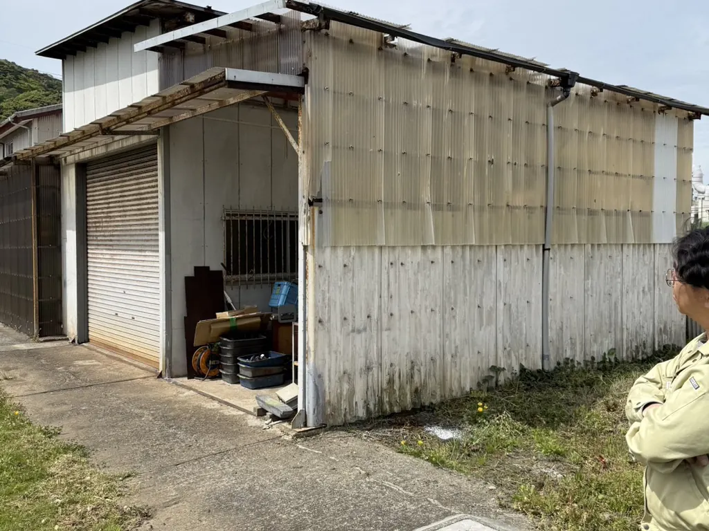 施工前：劣化した倉庫外壁
