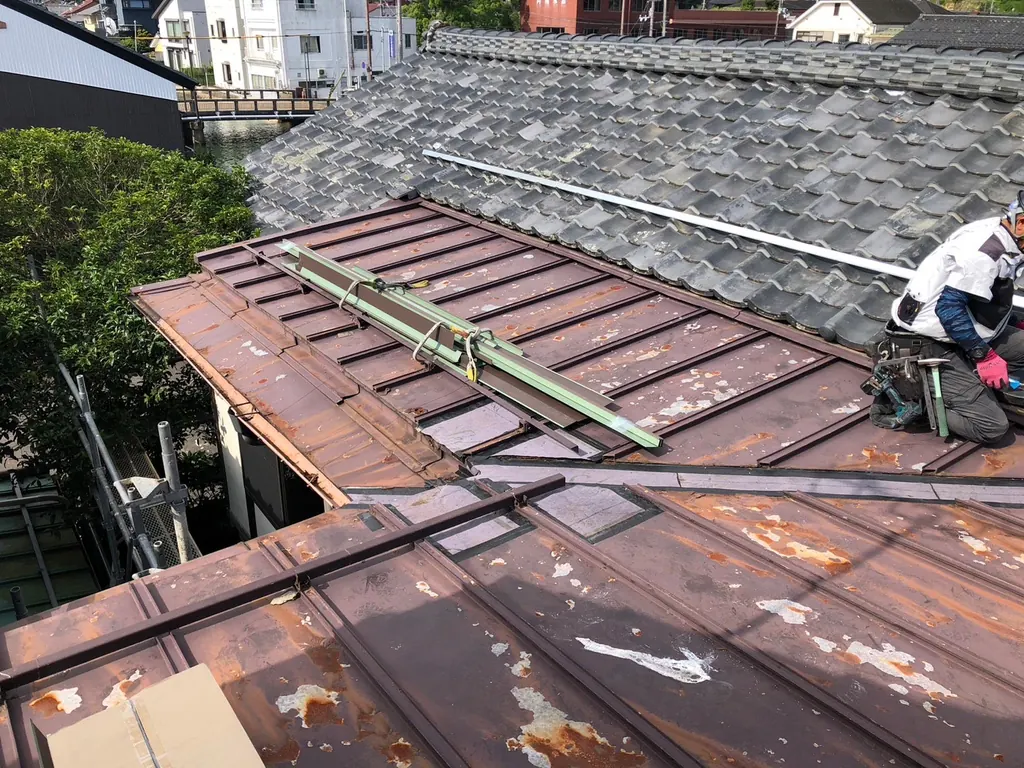 施工前：錆びと塗装剥がれが進んだ瓦棒屋根